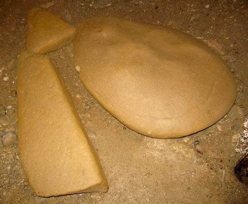 3 megalitos de diferentes formas, encontradas dentro del túnel Ravne