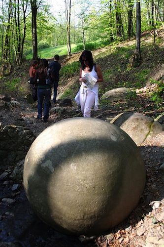 Una de las bolas de piedra en el bosque Zavidovići 