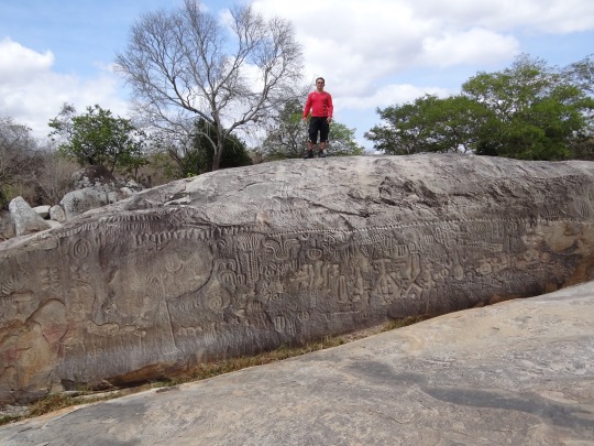 Alves Valdecy sobre la Piedra de Ingá – para que tenga la noción del tamaño del panel prehistórico. 
