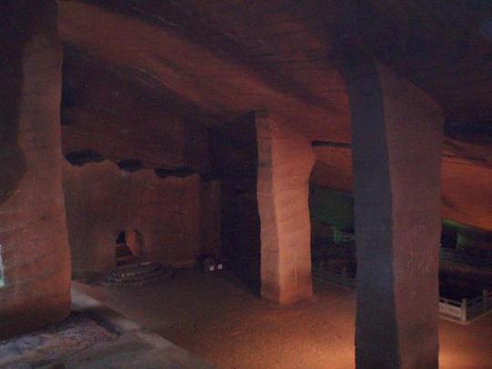 Una de las cavernas con cuatro pilares de las cuevas de Longou