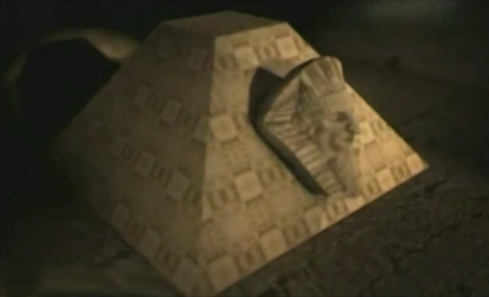 La cabeza de una esfinge atacada a la pirámide subterránea